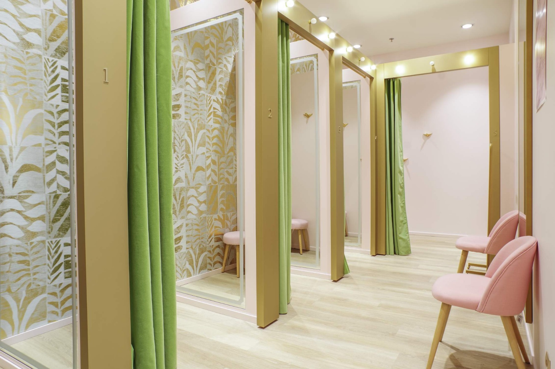 fabrication et pose du mobilier cabine d'essayage